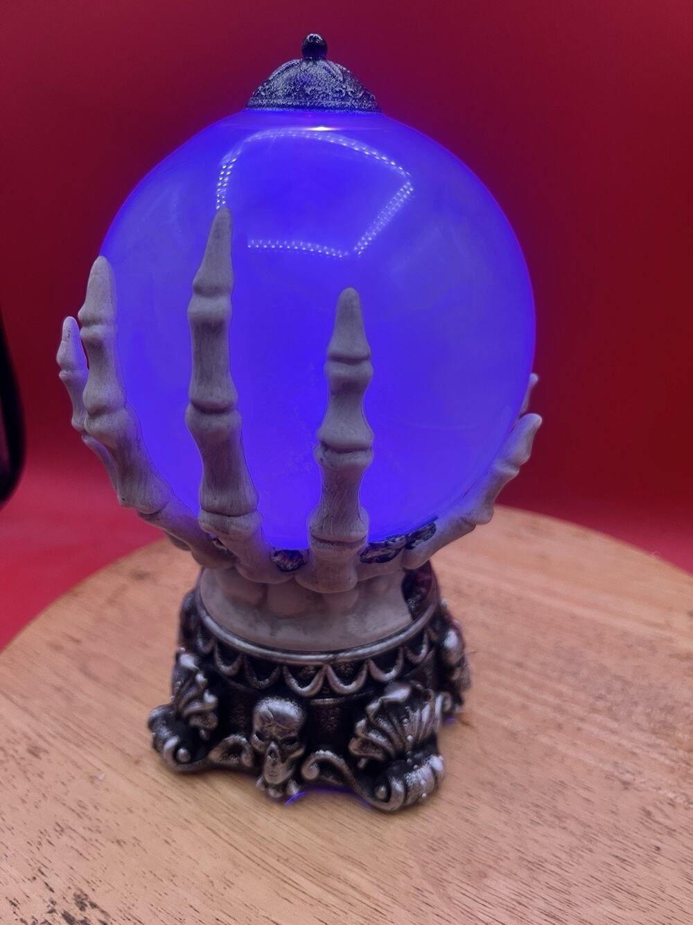 HALLOWEEN CRYSTAL BALL - LIGHTS UP COLORS - SKULL HANDS - VHTF Target Brand ☠️